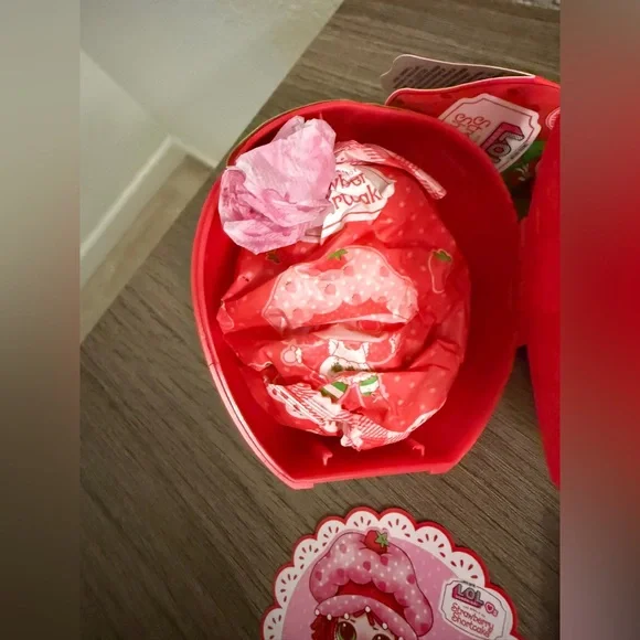 LOL Surprise The World of Strawberry Shortcake (Strawberry Shortcake Ultra-Rare) - Picture 2 of 6